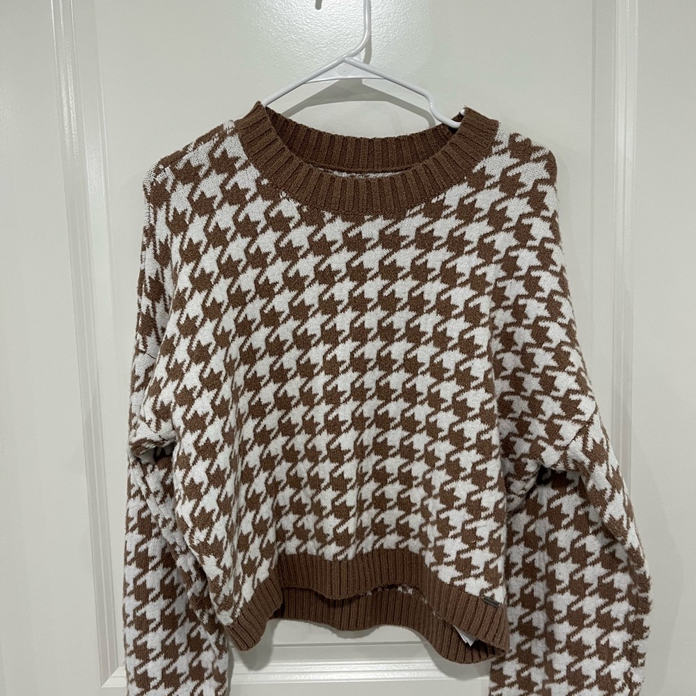Hollister Brown and White Houndstooth Sweater